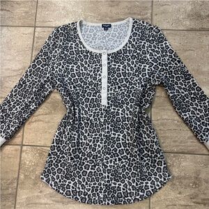 Leopard print / cheetah print vintage y2k fitted button up top with white trim